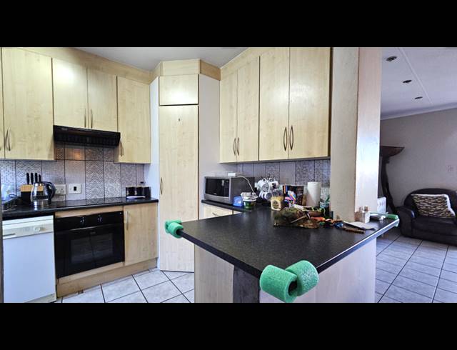 3 BEDROOM TOWNHOUSE FOR SALE IN MORELETA PARK
